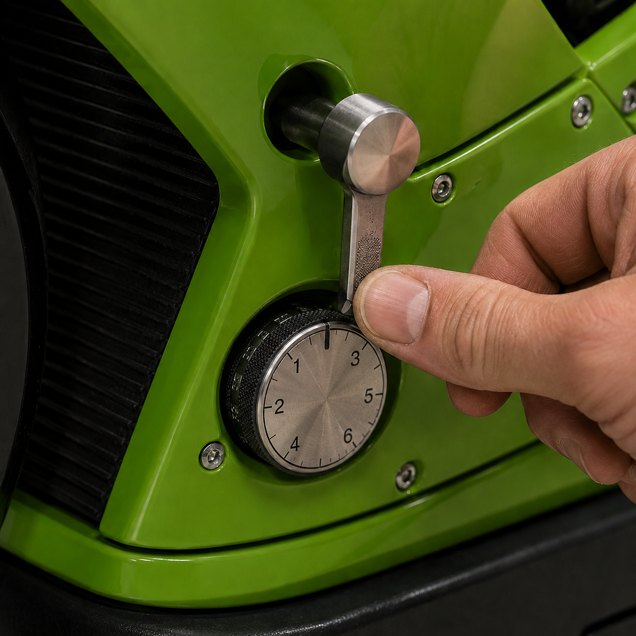 Close-up of the knurled lever and the browning dial